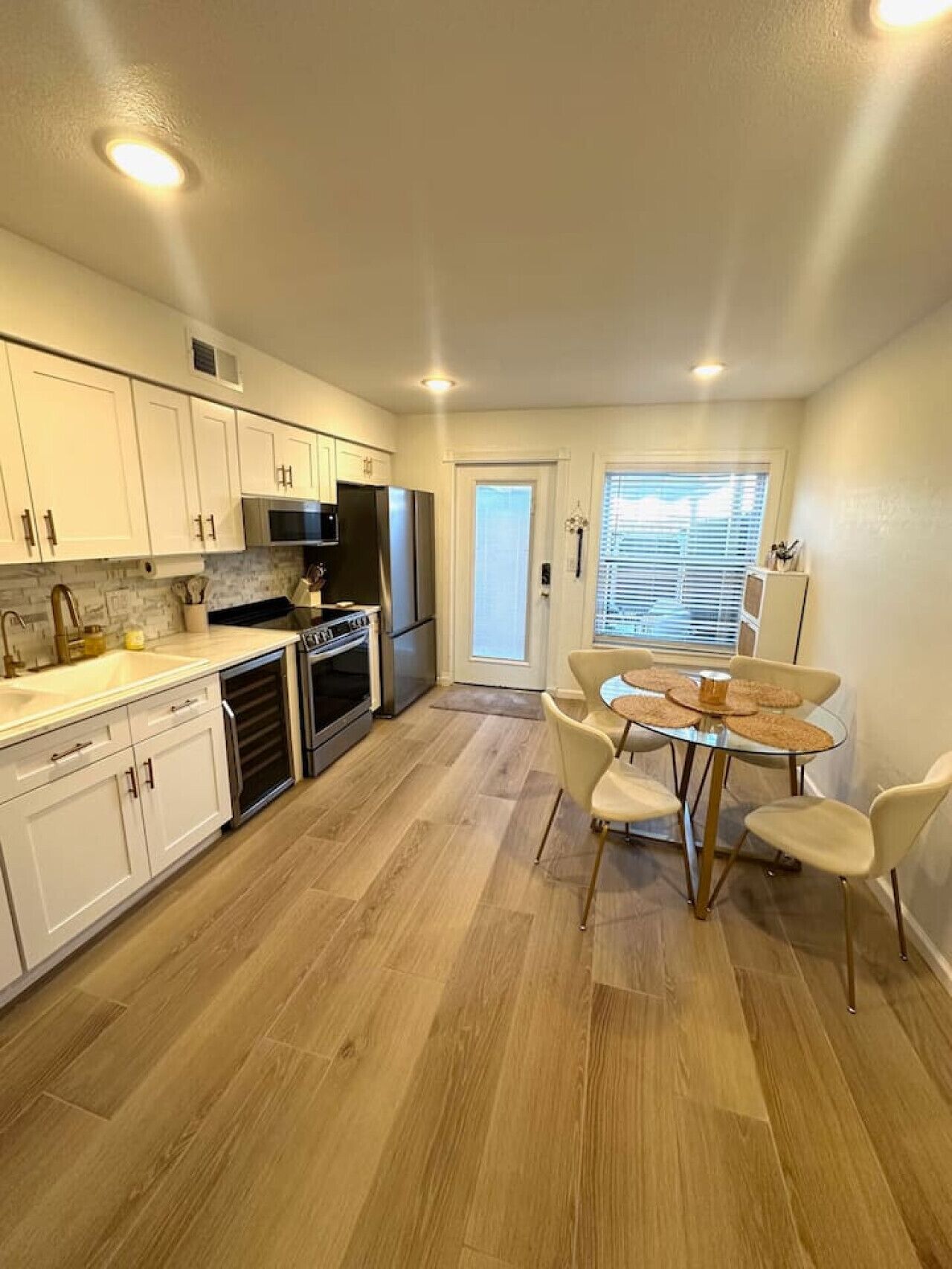 Frigorífico, microondas, horno y cafetera o tetera