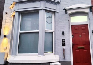 Exterior detail - The Red Lounge Rooms Near Anfield (Liverpool)