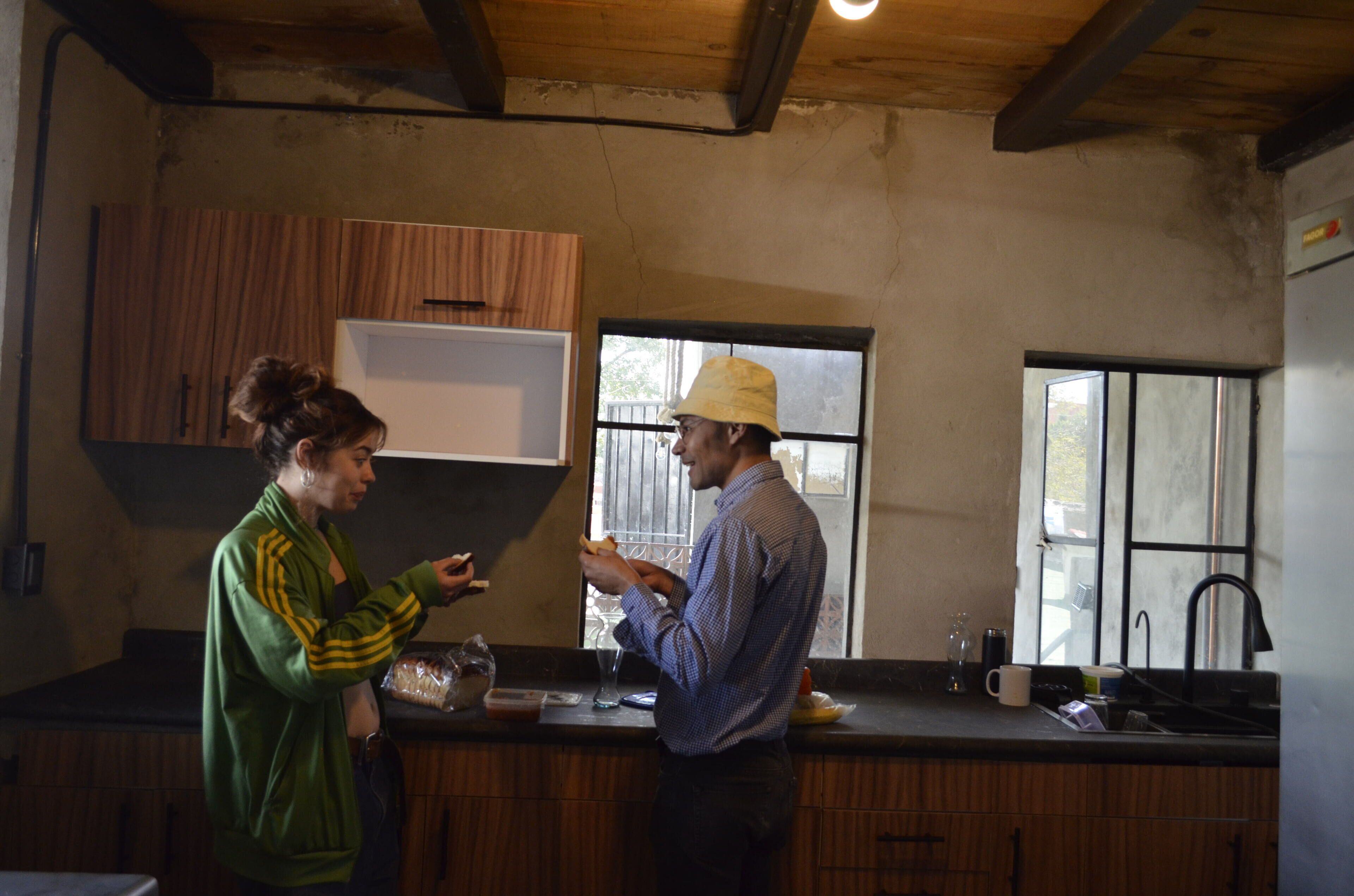 Refrigerador, microondas y utensilios de cocina 