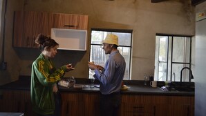 Una cocina con armarios de madera, una ventana y un lavabo.