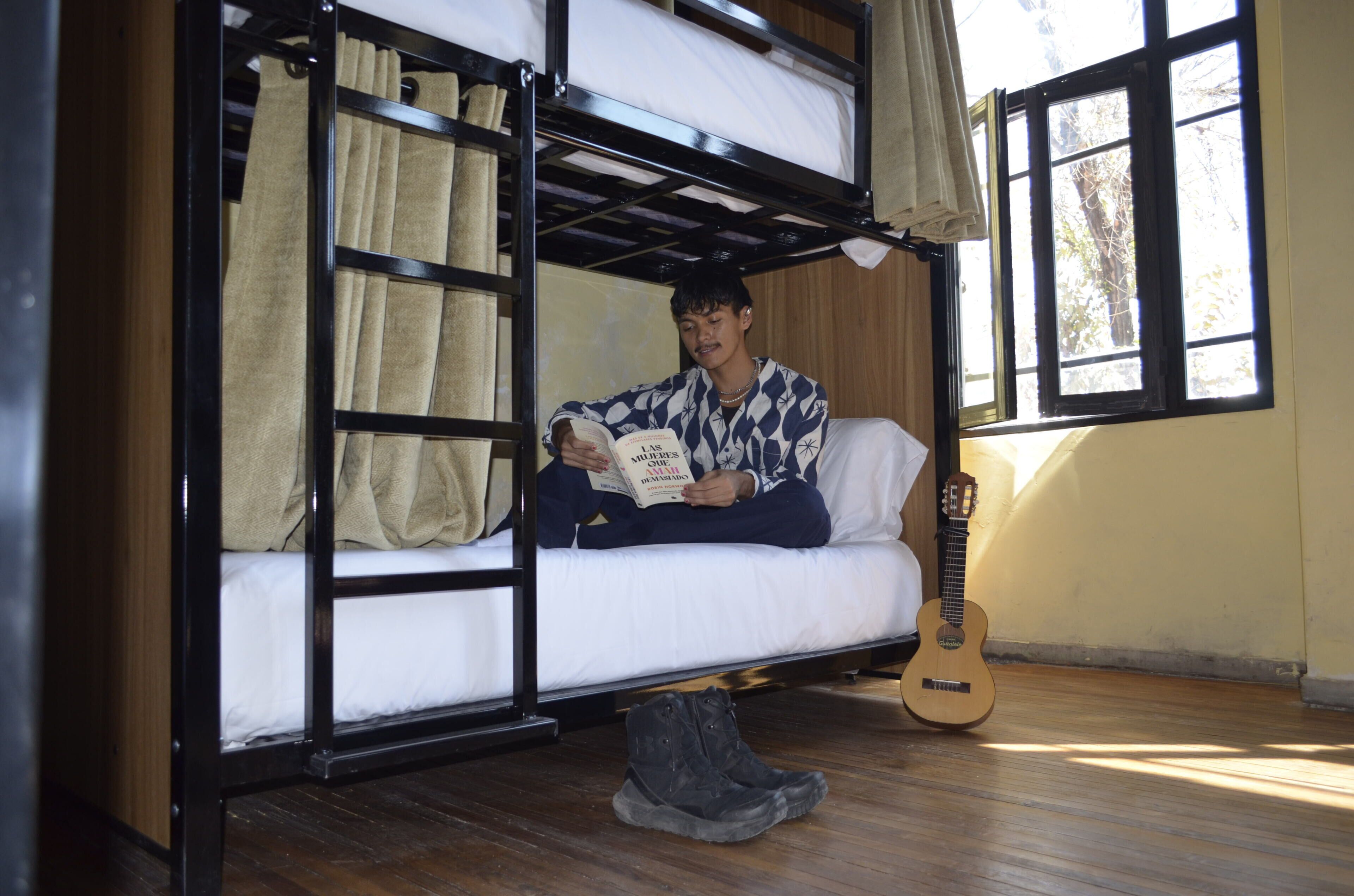 Dormitorio compartido clásico, vista a la ciudad | Cortinas blackout, tabla de planchar con plancha y wifi gratis 