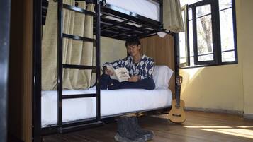 Dormitorio compartido clásico, vista a la ciudad | Cortinas blackout, tabla de planchar con plancha y wifi gratis