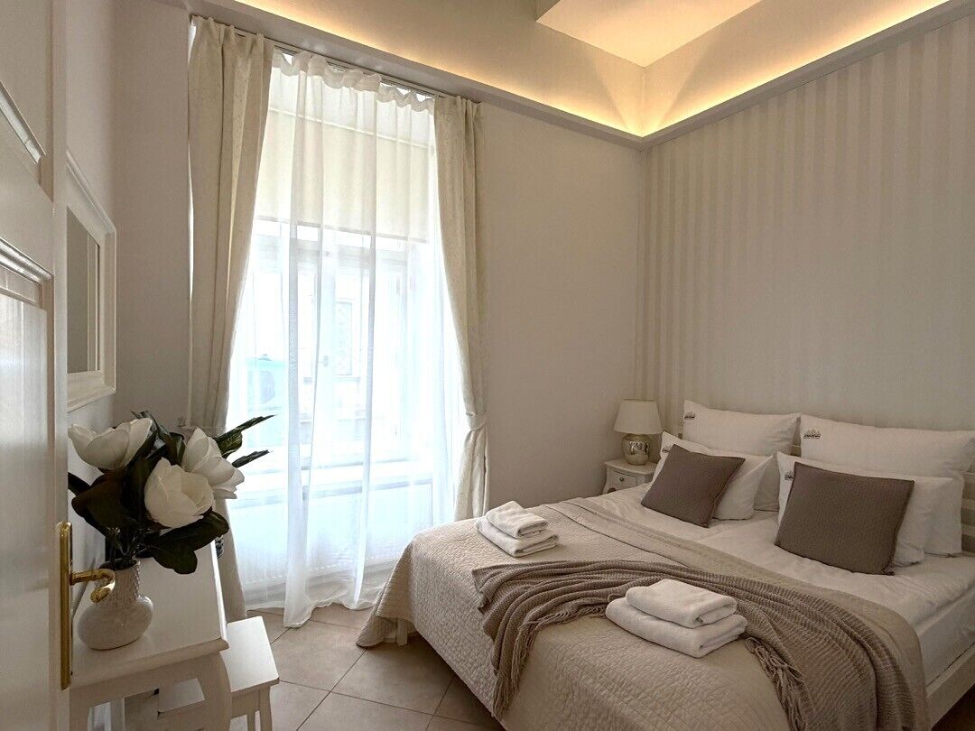 ดีลักซ์อพาร์ทเมนท์, 2 ห้องนอน | บริเวณนั่งเล่น | ทีวีจอแบน