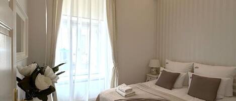 ดีลักซ์อพาร์ทเมนท์, 2 ห้องนอน | บริเวณนั่งเล่น | ทีวีจอแบน