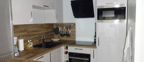 Refrigerador, microondas, horno y parrilla de estufa