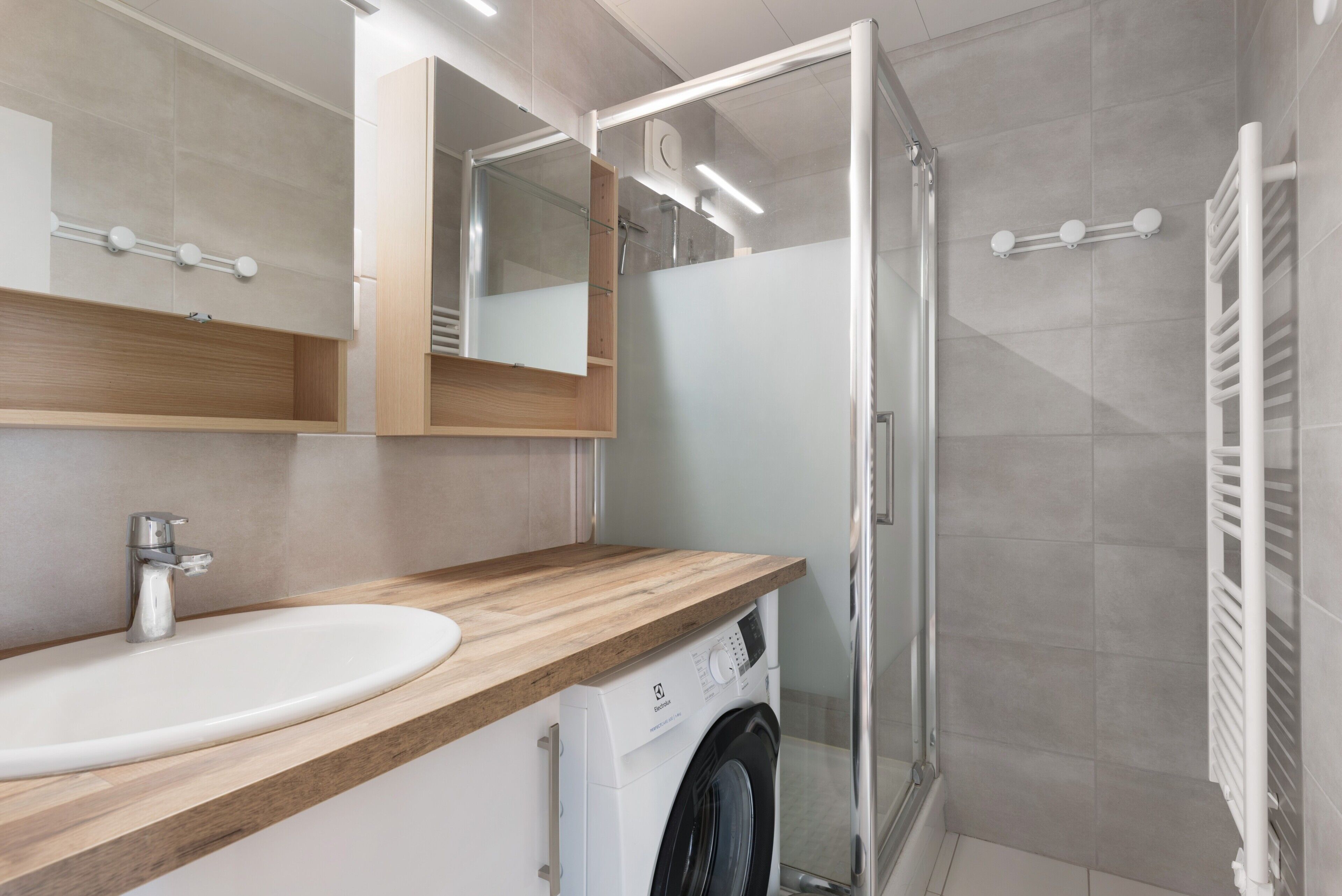 Shower, hair dryer, towels