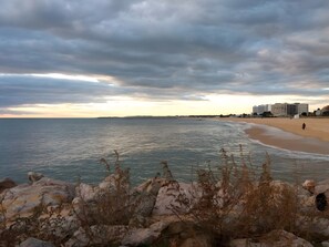 Beach nearby - Holiday Home 'Vilamoura - Tália Sea and Sun' with Shared Pool, Wi-Fi & Air Conditioning (Quarteira)