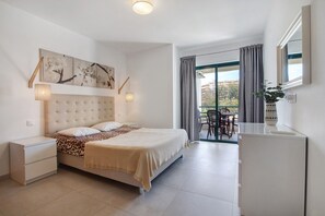 1 slaapkamer, een strijkplank/strijkijzer, wifi, beddengoed