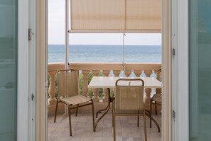 Outdoor dining - Apartment 'Zaffiro' with Sea View, Wi-Fi and Air Conditioning (San Vincenzo)