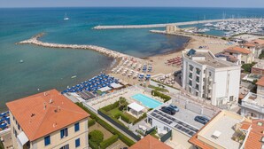 Un hôtel situé sur la côte, doté d’une piscine, d’une plage et d’un port de plaisance.