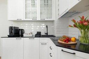 Réfrigérateur, surface de cuisson, lave-vaisselle, cafetière-théière