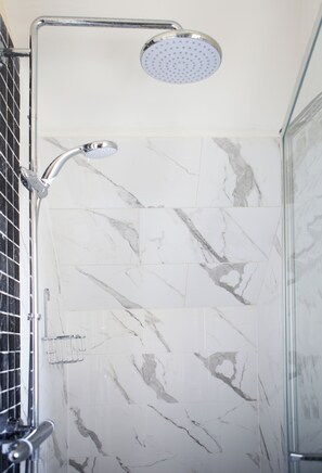 Shower, hair dryer, towels, soap - Cosy Annex for 2, Continental Breakfast daily, HotTub, WiFi, Heating (Dorchester)