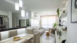 Uma cozinha moderna com área de jantar, um sofá e uma mesa de centro.