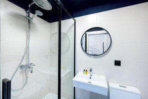 Secadora de cabello, toallas, jabón, papel de baño 