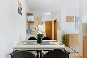 Dining - Apartment 'Geiger' with Private Terrace and Wi-Fi (Volkertshausen)