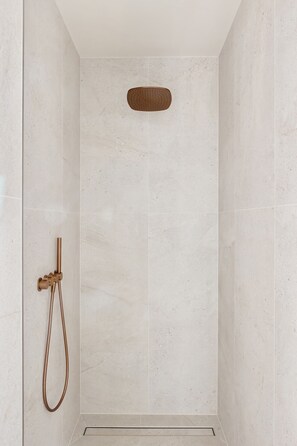 Suite Deluxe, balcon, vue ville | Douche de la salle de bain