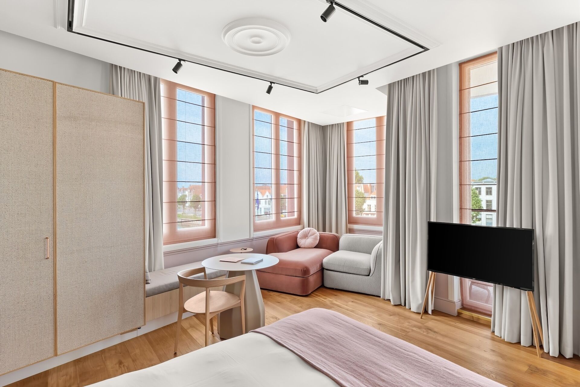 Deluxe Suite, Balcony, City View | Peti besi dalam bilik, Wi-fi percuma 