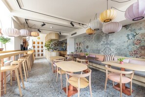 Se ofrece un desayuno típico de la región (25 EUR por persona)