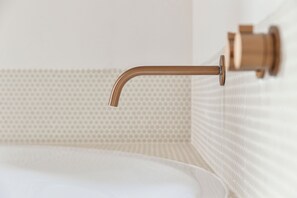 Suite Deluxe, balcón, vistas a la ciudad | Bañera de hidromasaje