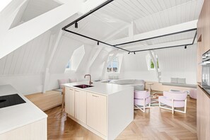 Luksuskattohuoneisto, patio, kaupunkinäköala | Yksityinen keittiö