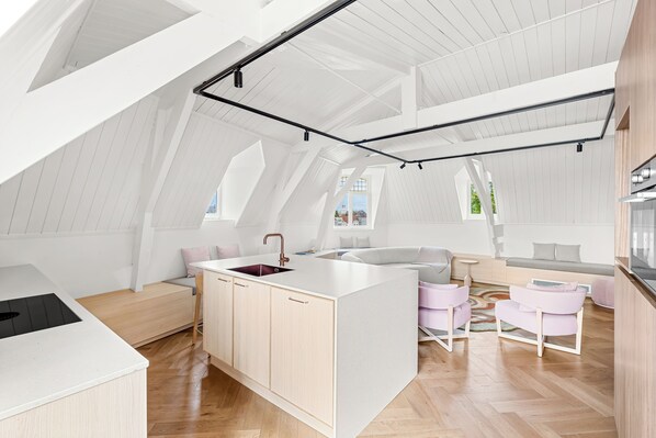 Luxury-Penthouse, Terrasse, Stadtblick | Eigene Küche | Espressomaschine, Wasserkocher