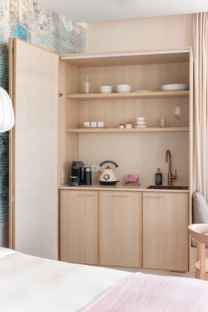 Suite Deluxe, balcón, vistas a la ciudad | Cocina básica privada