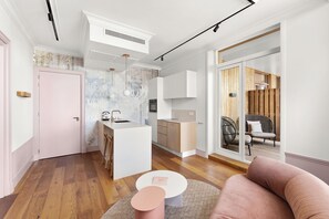 Deluxe-huoneisto, parveke, kaupunkinäköala | Yksityinen keittiö