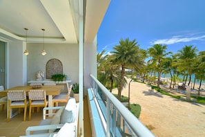 Outdoor dining - ®{Marbella~LUX~Sunsets} Beachfront+Pool+Families (Playa Juan Dolio)