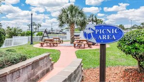 Outdoor dining - Myrtle Beach Please! Newly Remodeled Apartment Awaits. (Myrtle Beach)