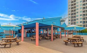 Outdoor dining - Myrtle Beach Please! Newly Remodeled Apartment Awaits. (Myrtle Beach)