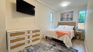 2 bedrooms, iron/ironing board, WiFi, bed sheets - SunShell 2 - Steps from Sand (Fort Myers)