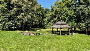 A gazebo with a roof, surrounded by a grassy field and trees. - Tranquil Holiday Stay with Garden (Debina)