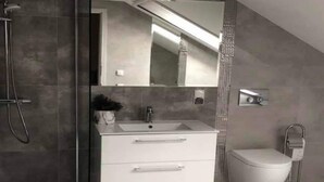 Bathroom - Holiday home, large garden with gazebo, playground (Debina)