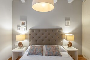 2 bedrooms, iron/ironing board, WiFi, bed sheets - Apartment 'Bailen Garden' with Private Terrace, Wi-Fi and Air Conditioning (Barcelona)