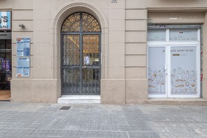 Exterior detail - Apartment 'Bailen Garden' with Private Terrace, Wi-Fi and Air Conditioning (Barcelona)