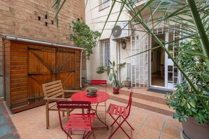 Outdoor dining - Apartment 'Bailen Garden' with Private Terrace, Wi-Fi and Air Conditioning (Barcelona)
