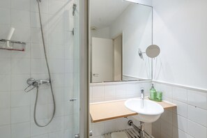 Shower, hair dryer, towels - Apartment 'Bailen Garden' with Private Terrace, Wi-Fi and Air Conditioning (Barcelona)