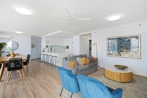 Living area - Oceans 14th Beachfront Resort style Living (Broadbeach)