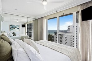 3 bedrooms, iron/ironing board, WiFi, bed sheets - Oceans 14th Beachfront Resort style Living (Broadbeach)