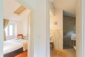 3 slaapkamers, een strijkplank/strijkijzer, gratis wifi, beddengoed