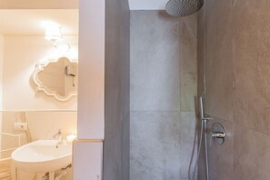 Dusche, Haartrockner, Bidet, Handtücher