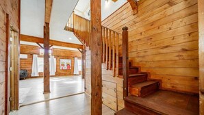 Ein Holzinnenraum mit einer Treppe, die zu einer oberen Ebene führt.