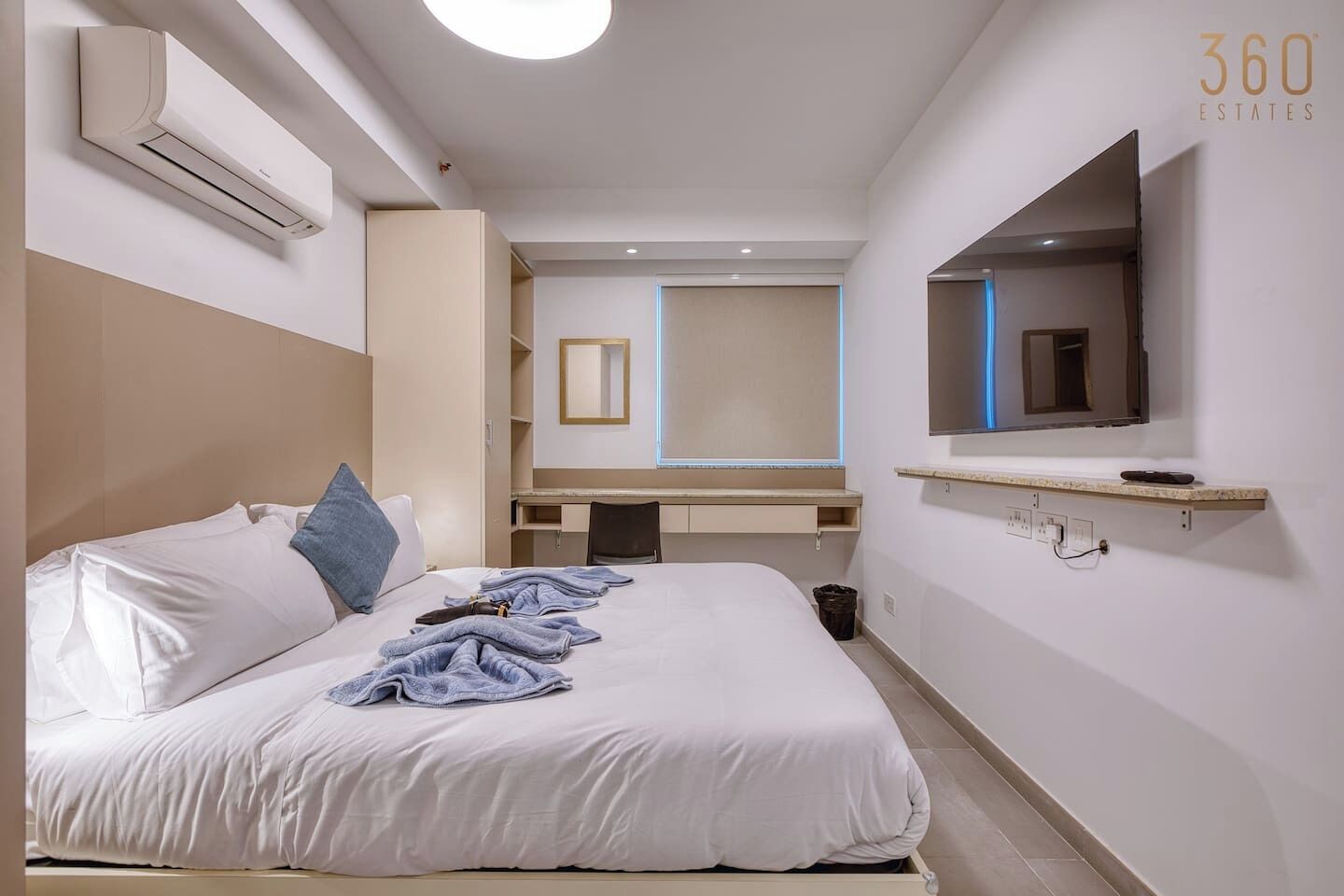 Escritorio, tabla de planchar con plancha, cuna de viaje y wifi