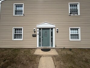 Exterior detail - Modern Furnished Retreat Near Philly & Hospitals (Willingboro)
