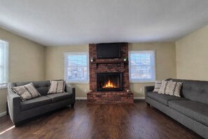 Living area - Modern Furnished Retreat Near Philly & Hospitals (Willingboro)