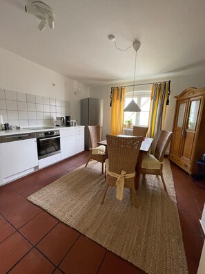 Kjøleskap, ovn, kokeplater og oppvaskmaskin