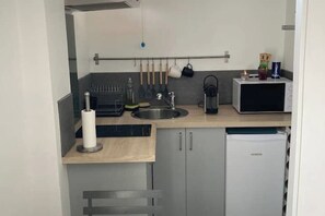Fridge, microwave, stovetop, coffee/tea maker - Cosy & Quiet Studio 2 Steps from the Velodrome and the Metro (Marseille)