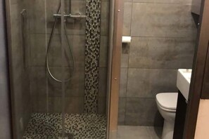 Shower, hair dryer, towels, soap - Cosy & Quiet Studio 2 Steps from the Velodrome and the Metro (Marseille)