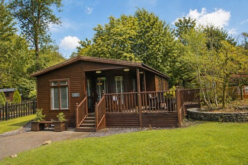 Grasmere 12, White Cross Bay, midway between Ambleside & Windermere with hot tub