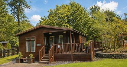 Grasmere 12, White Cross Bay, midway between Ambleside & Windermere with hot tub